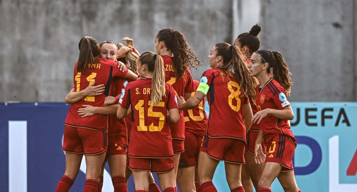 Las jugadoras de la Sub-19 celebran uno de los tantos ante Islandia. /@SEFutbolFem