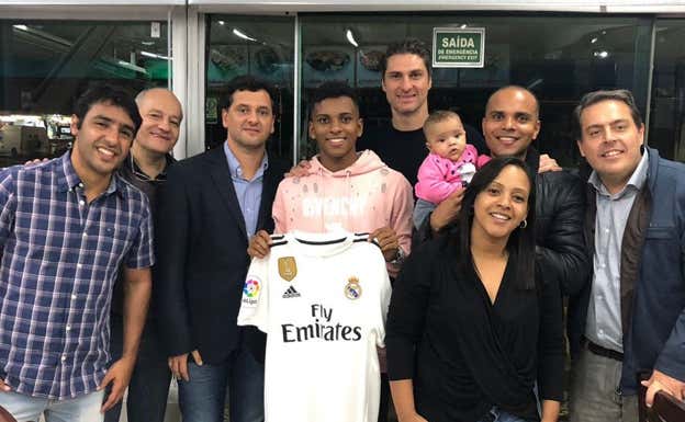Juni, junto a Rodrygo y su familia una vez que fichó por el Real Madrid.