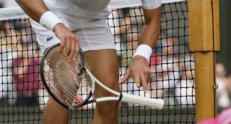 Así quedó la raqueta de Djokovic tras estrellarla contra el poste de la red.