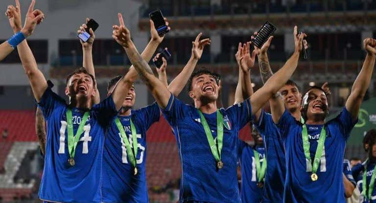 Los jugadores de Italia celebran el título sub-19.