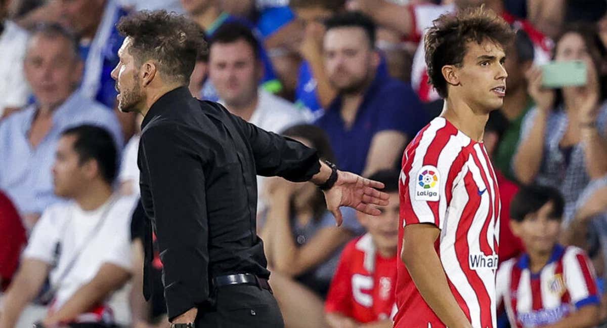 Diego Pablo Simeone y Joao Félix en un partido del Atlético de Madrid en la temporada 2022-23.