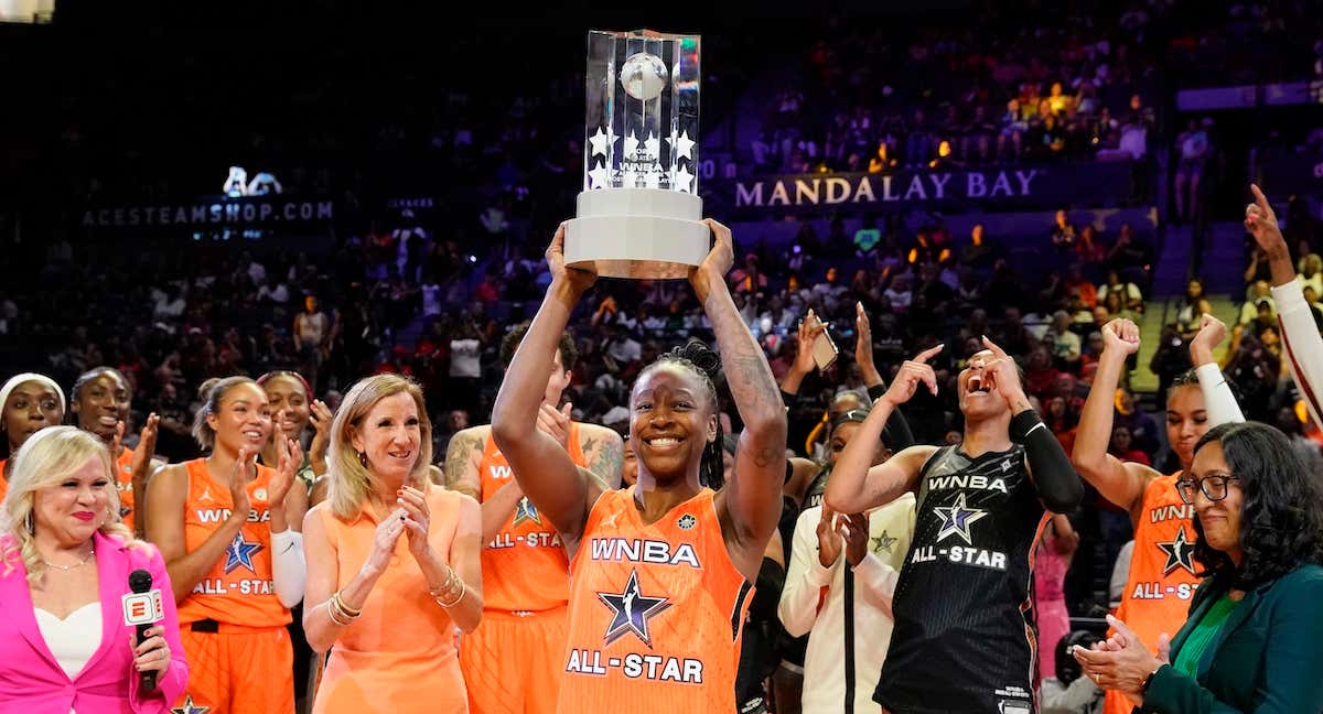 Jewell Loyd levanta el trofeo de MVP del All-Star de la WNBA. /REUTERS