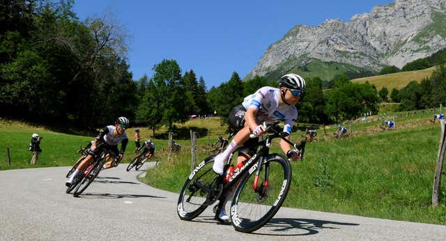 Lo nunca visto… ¡Colchones para evitar caídas en el Tour de Francia!