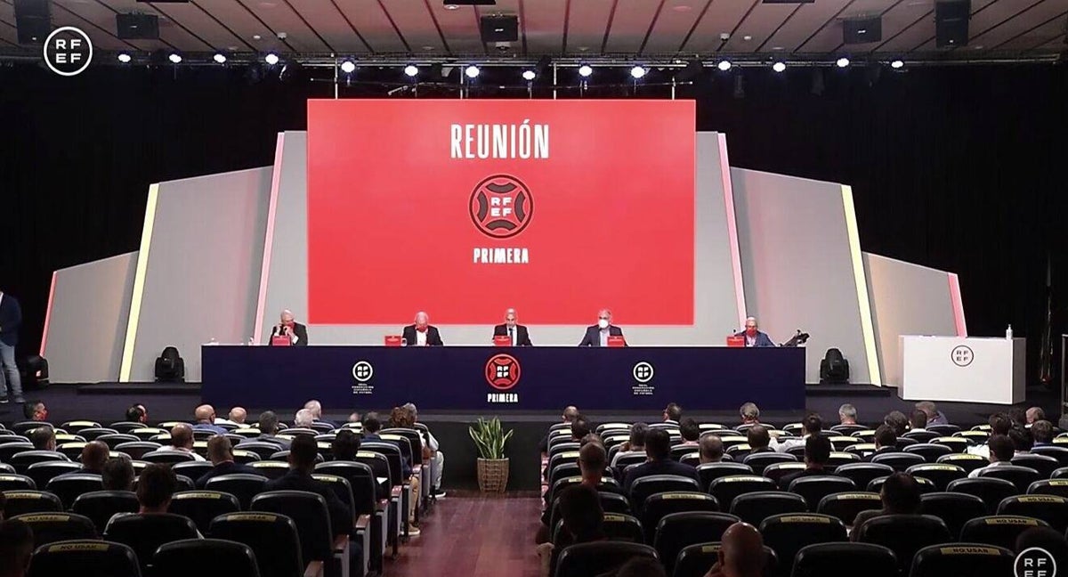 Una reunión de Primera RFEF.