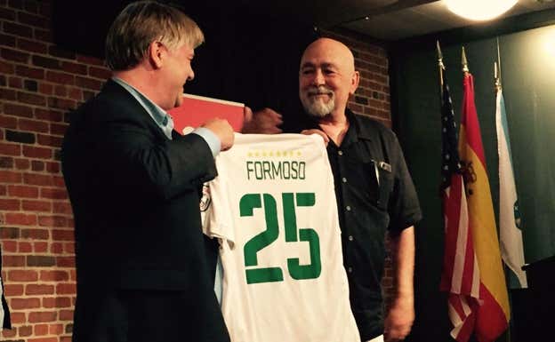 Formoso posa con la camiseta de Santos.  @NYCosmos
