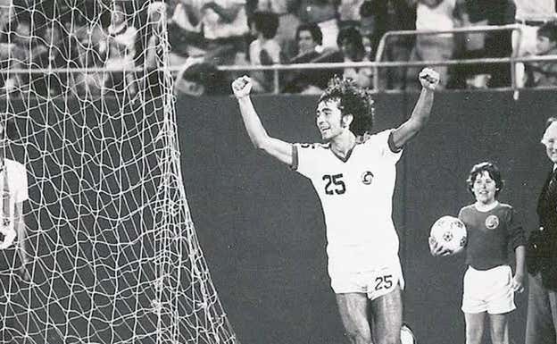 Formoso celebra un gol con Cosmos.
