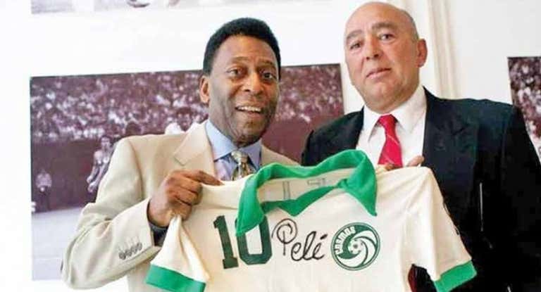 Pelé y Santiago Formoso posan con la camiseta de New York Cosmos.