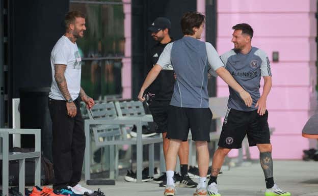 Messi y Beckham antes de un entrenamiento.  AFP