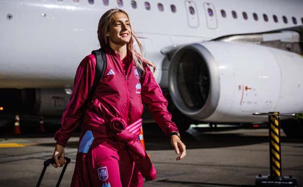 Alexia Putellas bajando del avión.  RFEF