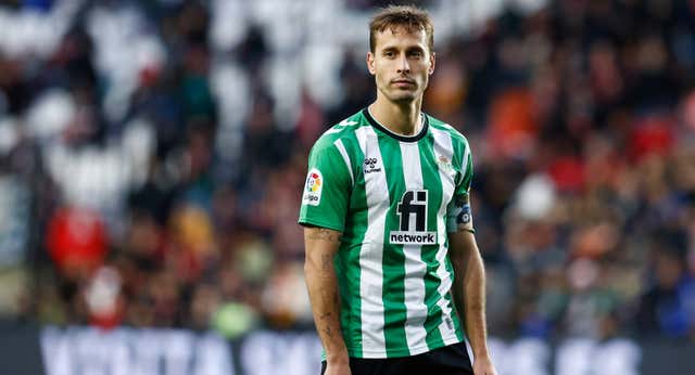 El culebrón del adiós de Canales: sigue en Inglaterra a la espera del OK definitivo