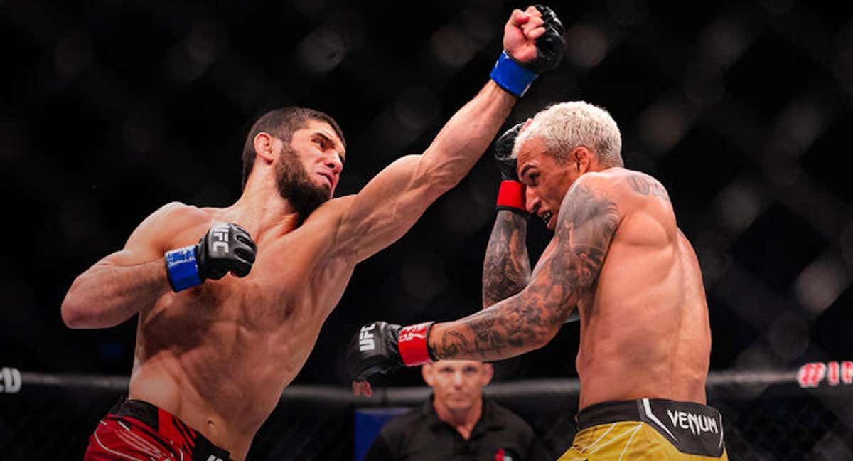 Islam Makhachev y Charles Oliveira, durante el combate que tuvieron en 2022.