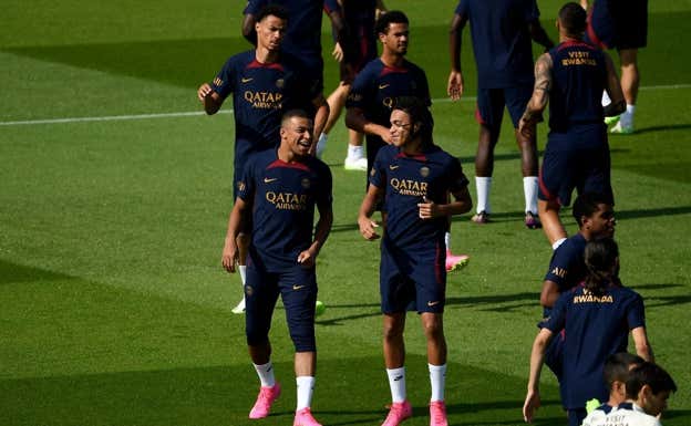 Los hermanos Mbappé, felices en el entrenamiento de Poissy.  REUTERS