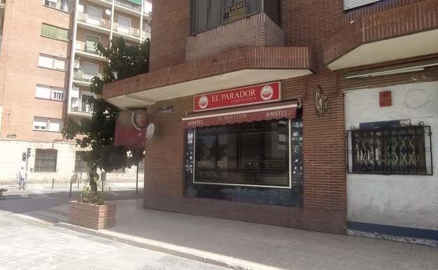 Vista actual de un bar que cerró años después del cierre del Vicente Calderón en 2017.  RELEVO / WARRIOR