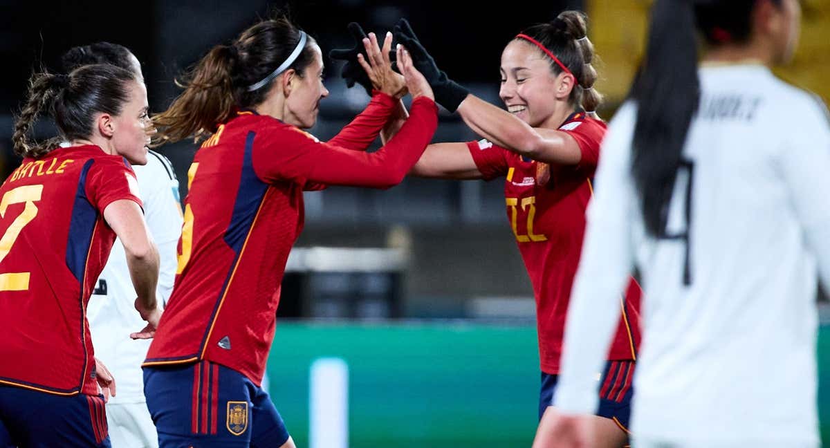 Aitana celebrando el gol con Athenea. /RFEF