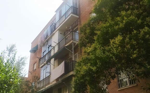 Fachada de las viviendas del Paseo de San Illán, al otro margen del río Manzanares, ya en el distrito de Carabanchel.  RELEVO / WARRRIOR