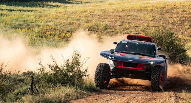 Pinchazos para Carlos Sainz y alegría para Nani Roma en el arranque de la Baja Aragón
