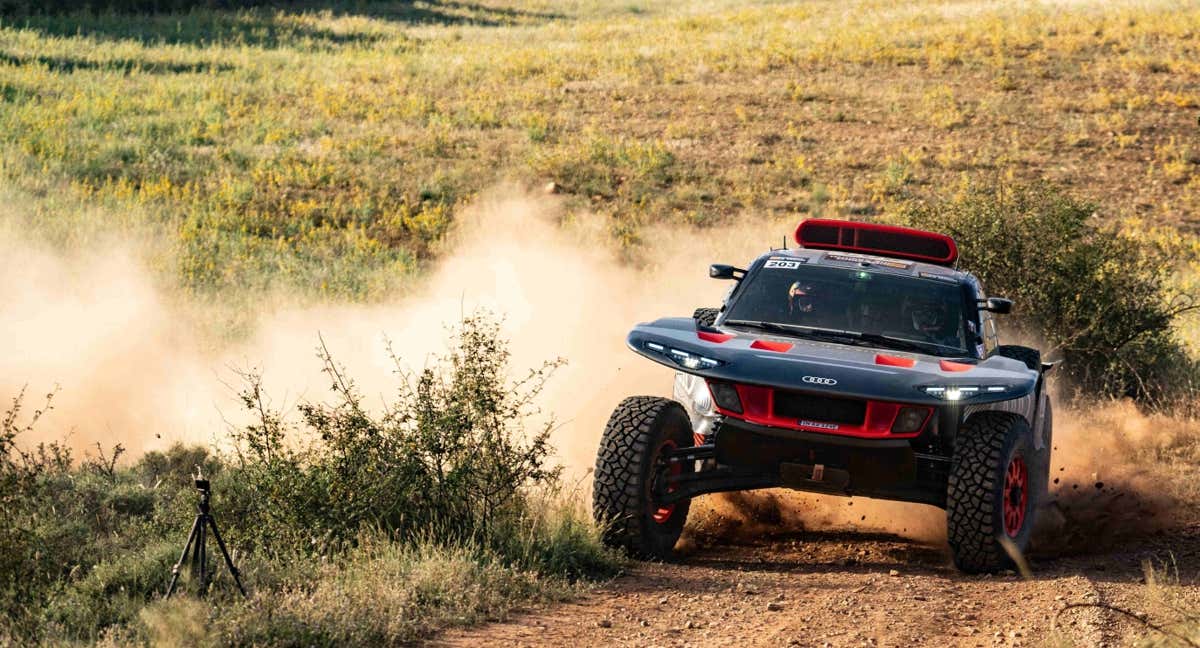 Carlos Sainz y Lucas Cruz, en el Audi RS Q e-tron E2 durante la jornada del viernes de la Baja Aragón 2023.