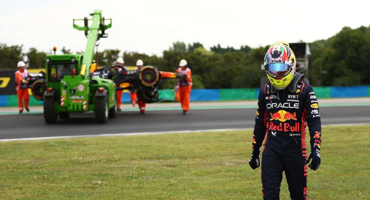 Checo Pérez se aleja de su Red Bull siniestrado.