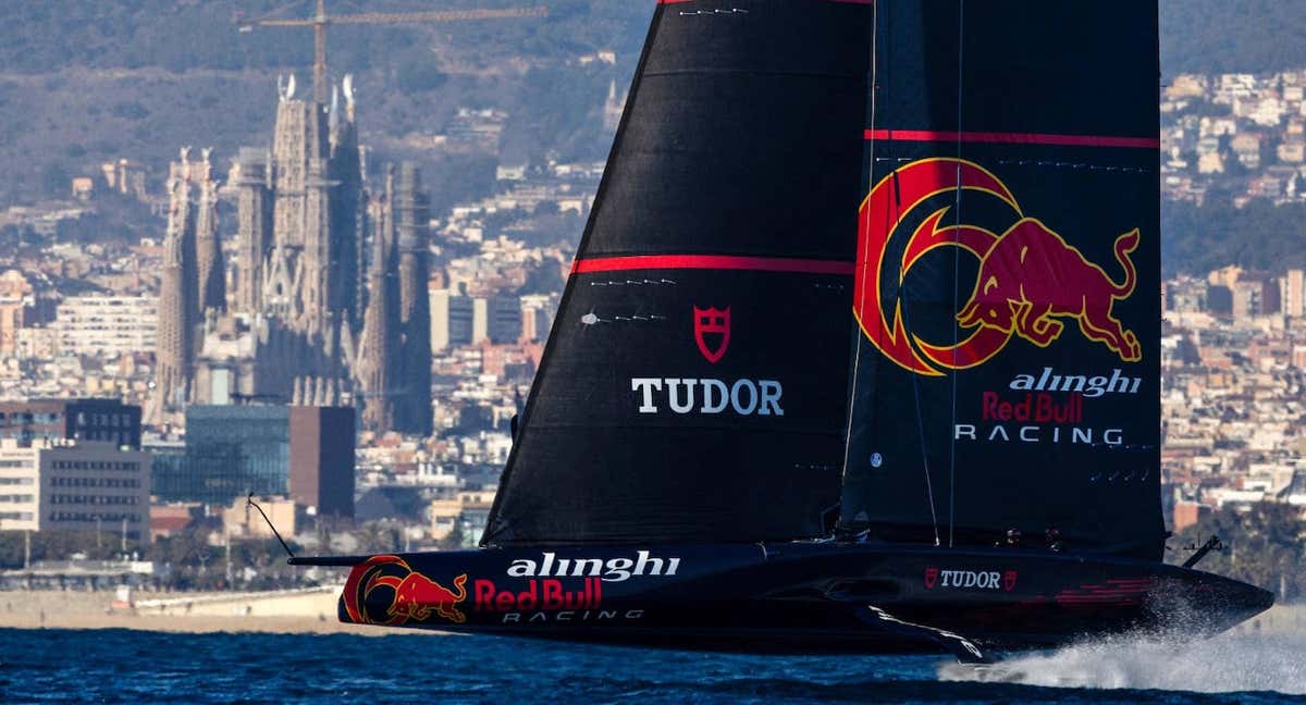 El Alinghi Red Bull Racing en el GC32 Racing Tour en Riva del Garda.