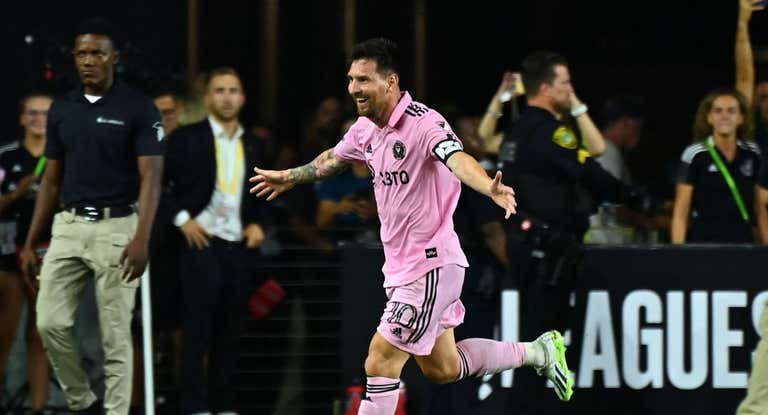 Messi celebra su golazo.