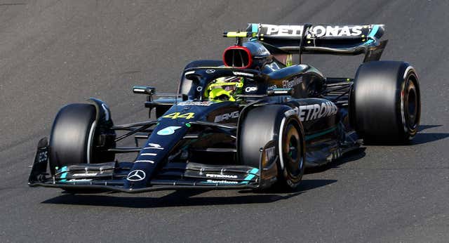 Lewis Hamilton le roba la pole a Max Verstappen  en un mal día de Fernando Alonso y Carlos Sainz