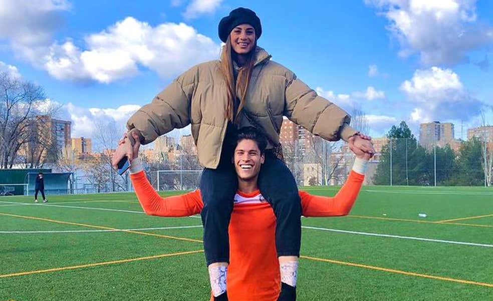 Cuando los futbolistas no parecen personas: Álex Quesada acuerda con un equipo, se muda con su hija... y no hay contrato