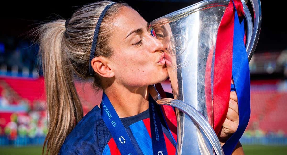 Alexia Putellas besando la copa de la Champions.