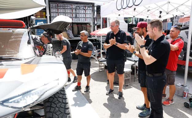 Aplausos del equipo Audi Sport a Carlos Sainz tras acabar la Baja Aragón.  Audi Sport