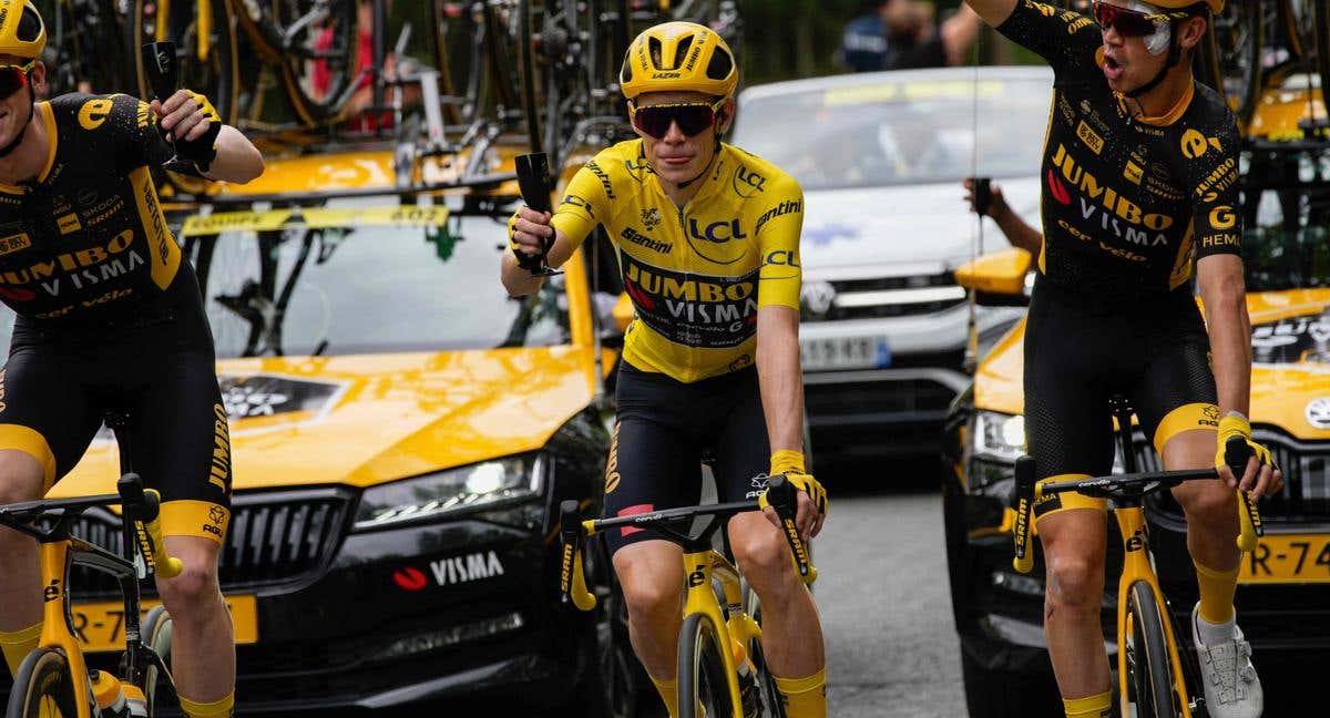 Vingegaard celebra su triunfo del Tour en la última etapa./AFP