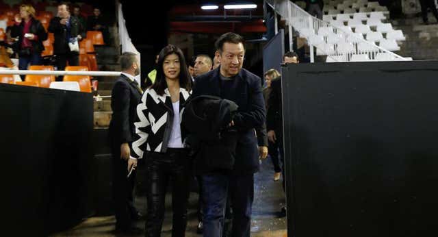 Bloqueo en el Valencia para fichar, inversión de Peter Lim para salvar las cuentas y mismo rol para su hijo Kiat