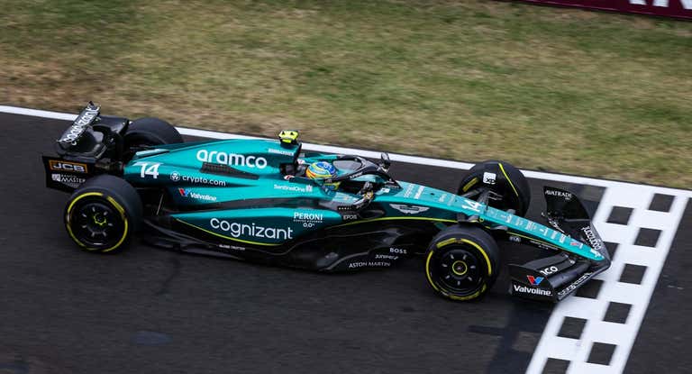 Fernando Alonso, a punto de cruzar la línea de meta del GP de Hungría 2023.