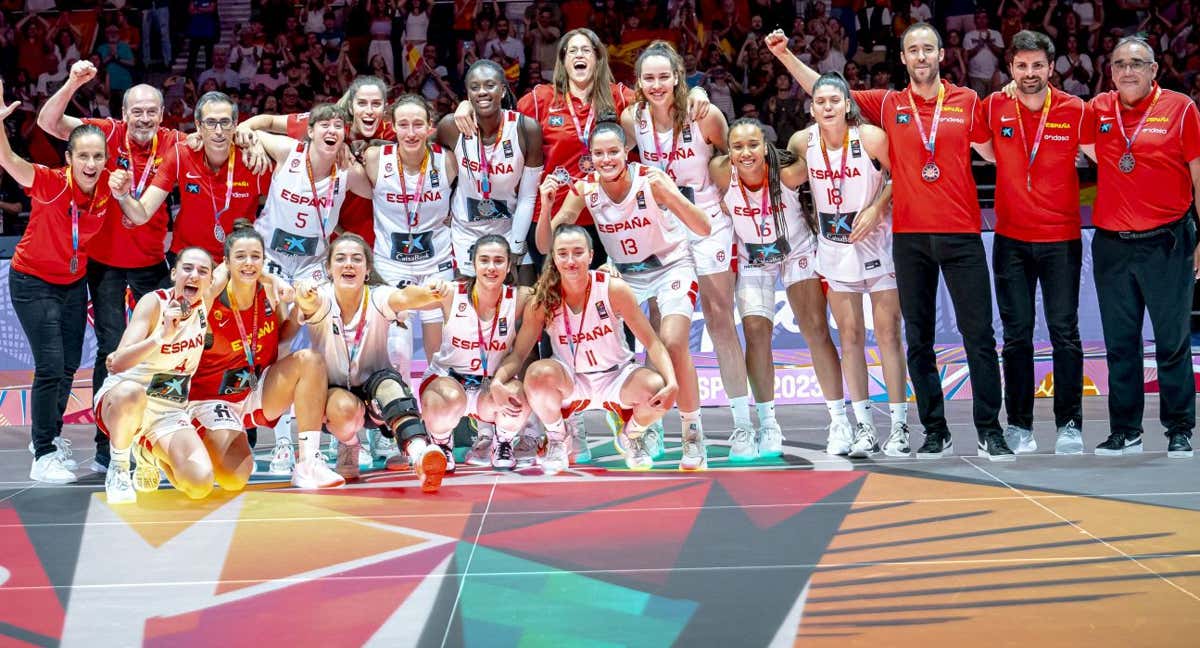 La selección española celebra la medalla de plata lograda ante Estados Unidos./FEB