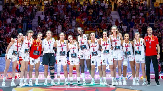 La selección sub-19 con la medalla de plata conseguida en el Mundial./FEB/Alberto Nevado