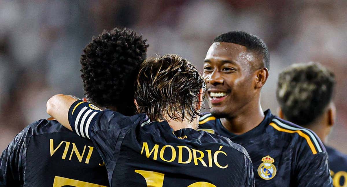 Vinicius, Modric y Alaba celebran el tercer gol del Real Madrid contra el Milan.