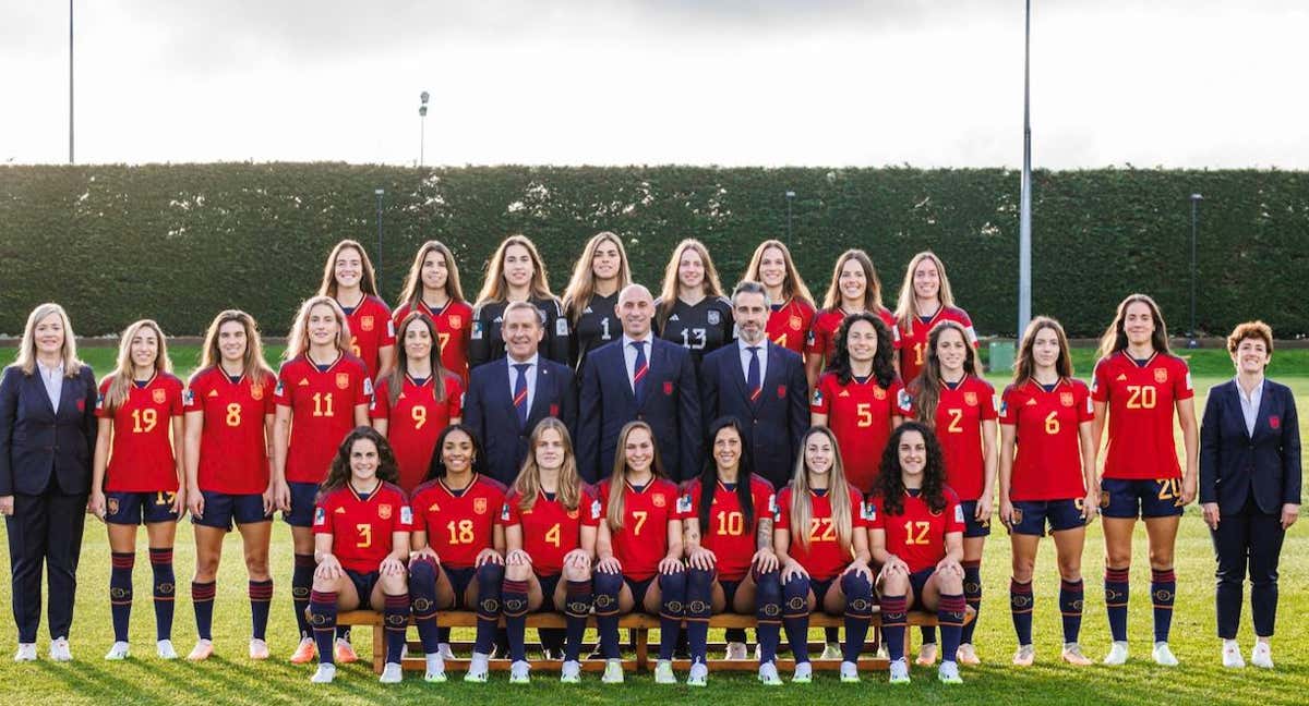 La Selección, con Luis Rubiales en el centro, posa para la foto oficial durante su estancia en Palmerston. /@SEFutbolFem