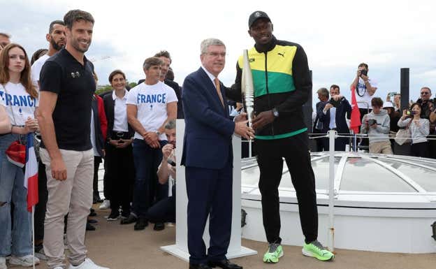 Thomas Bach, presidente del COI, y Usain Bolt, en París.  AFP