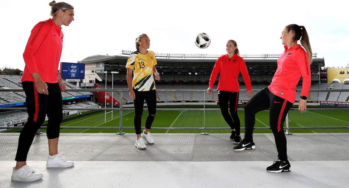 Varias jugadoras de Australia y Nueva Zelanda durante la presentación del Eden Park como una de las sedes del Mundial.
