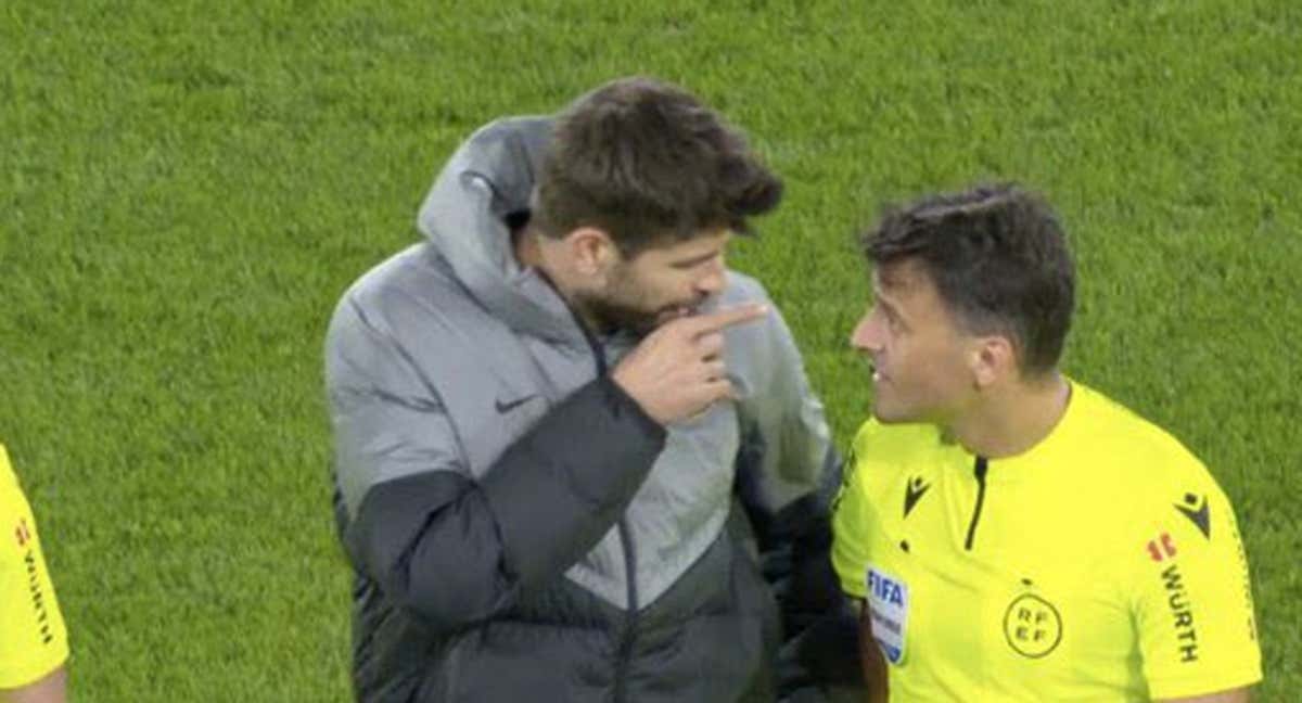 Gerard Piqué se encara con Gil Manzano en El Sadar./Archivo