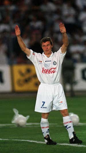 Emilio Butragueñ, con la camiseta del Celaya, en su despedida.  EFE