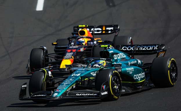 Fernando Alonso y Checo Pérez, durante el GP de Hungría.  EFE