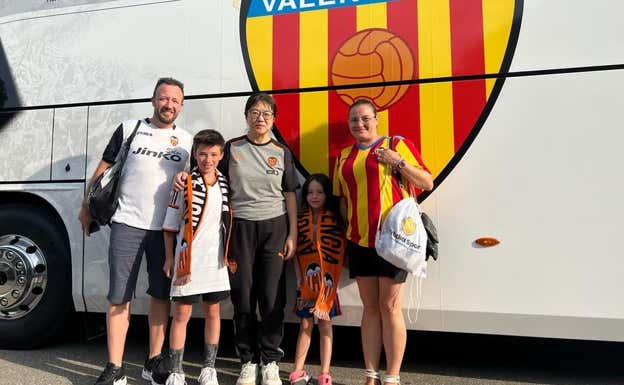 Lay Hoon con los aficionados en Suiza.  Valencia C.F