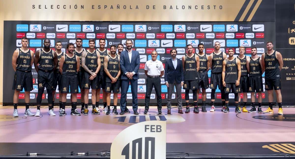 La foto de familia durante la presentación de la Selección española de baloncesto./FEB | Alberto Nevado