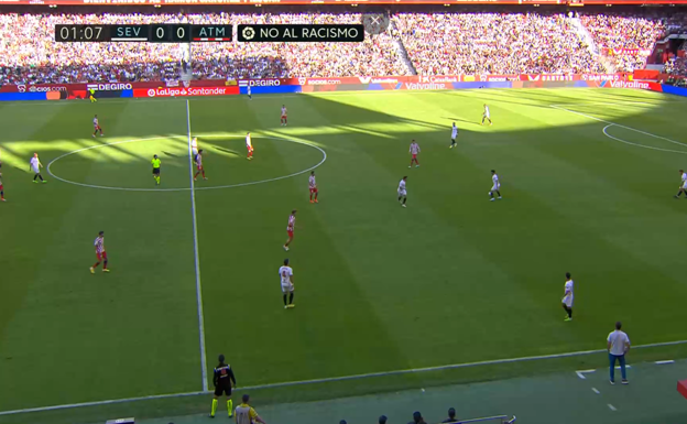 Isco recogiendo la pelota en su campo, casi a la altura del mediocentro, en un partido con el Sevilla.  WYSCOUT