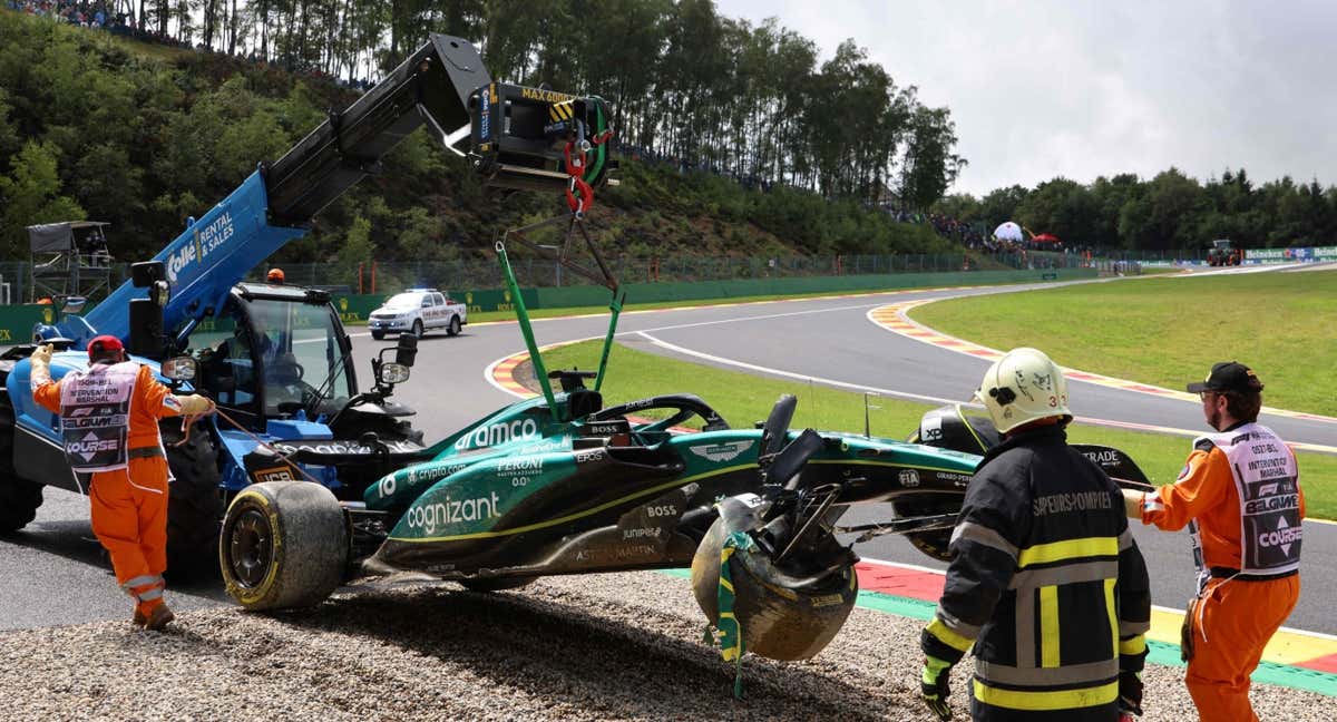 La grúa recoge el Aston Martin de Lance Stroll, tras su accidente en la clasificación al Sprint del GP de Bélgica. /AFP