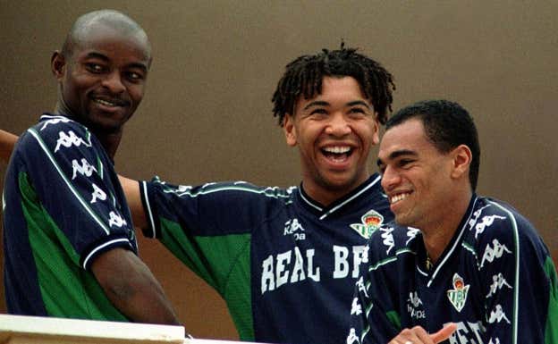 Denilson, junto a Benjamín y Finidi, en el hotel de Sancti Petri. ABC