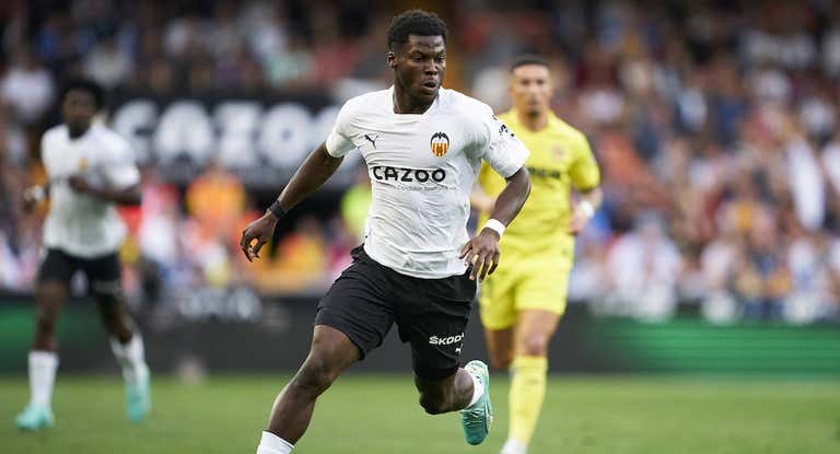 Musah jugando para el Valencia.