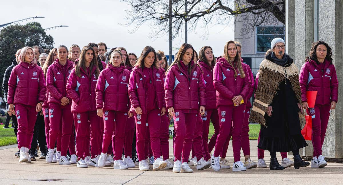 Las jugadoras de la Selección durante el acto de bienvenida que les brindó la ciudad de Palmerston. /Getty