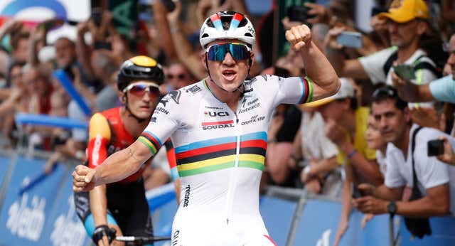 Remco Evenepoel se hace con su tercera txapela ante Pello Bilbao