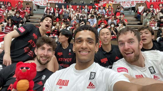 Sebas Saiz con los aficionados del Alvark Tokyo. /Alvark Tokyo