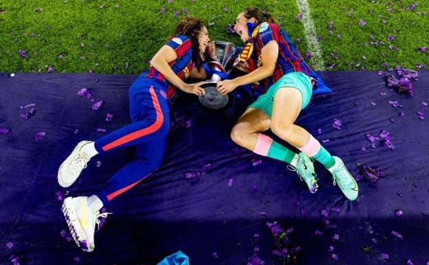 Andrea Falcón y Mariona con la primera Champions del Barça.  Cedida por Andrea Falcón